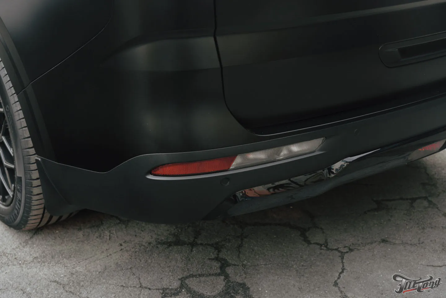 Большой проект для семейного автомобиля Kia Carnival, часть 2: оклейка матовым полиуретаном, цветные ремни, перетяжка руля, антихром, окрас суппортов, детейлинг